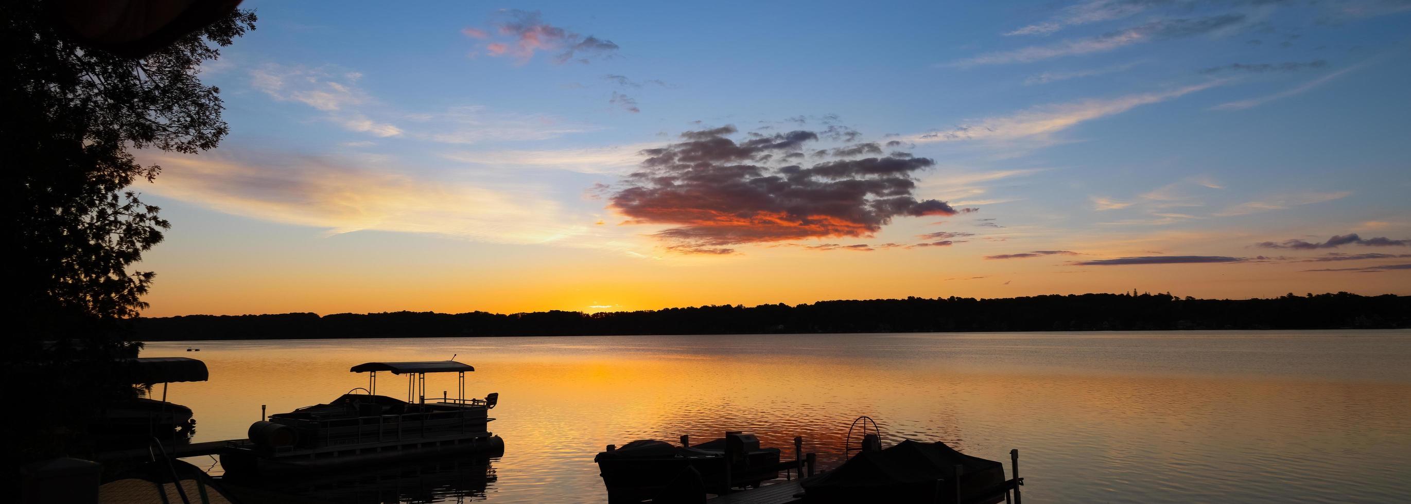 gryning himmel över sjö panorama foto