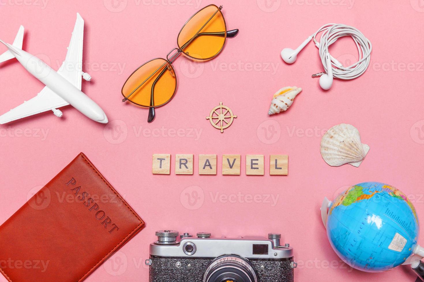 minimal enkel platt lägga resa äventyr resa begrepp på rosa pastell trendig modern bakgrund foto