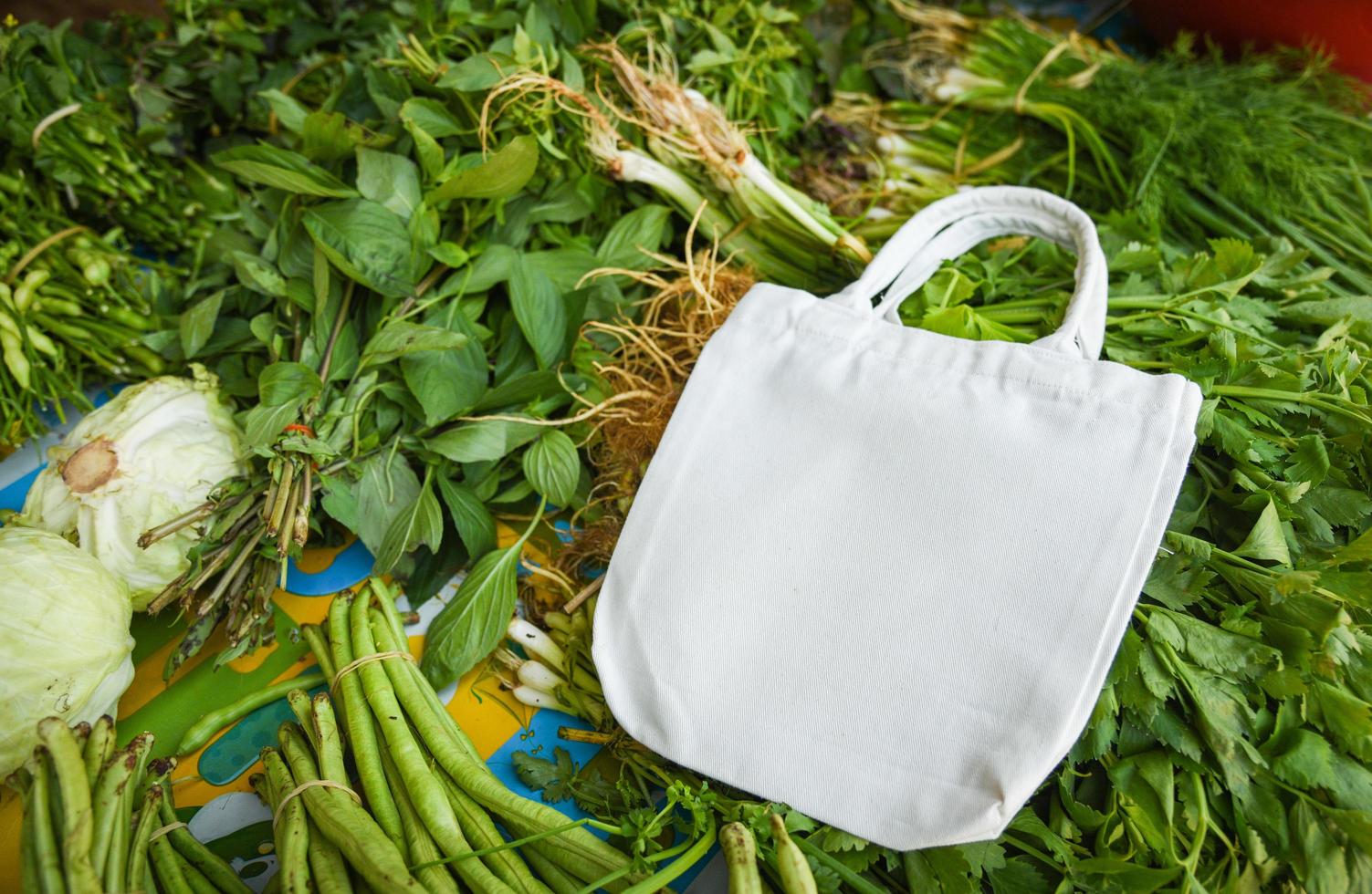 noll avfall använda sig av mindre plast begrepp färsk grönsaker organisk och eco bomull tyg påsar foto