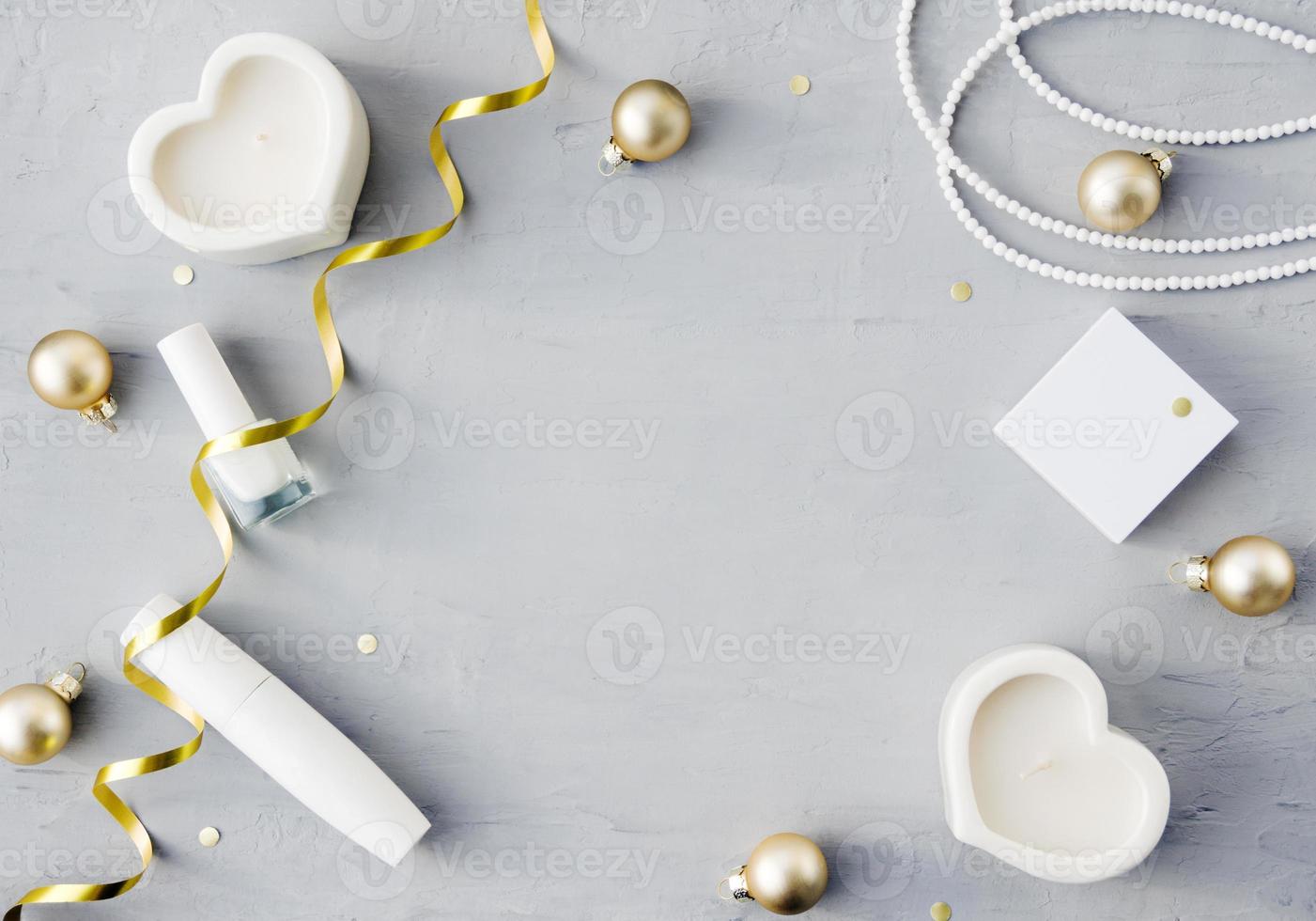 bakgrund med vit hjärta formad ljus, jul träd bollar och kvinnor kosmetika. vinter- mall med Plats för text eller hälsningar. foto