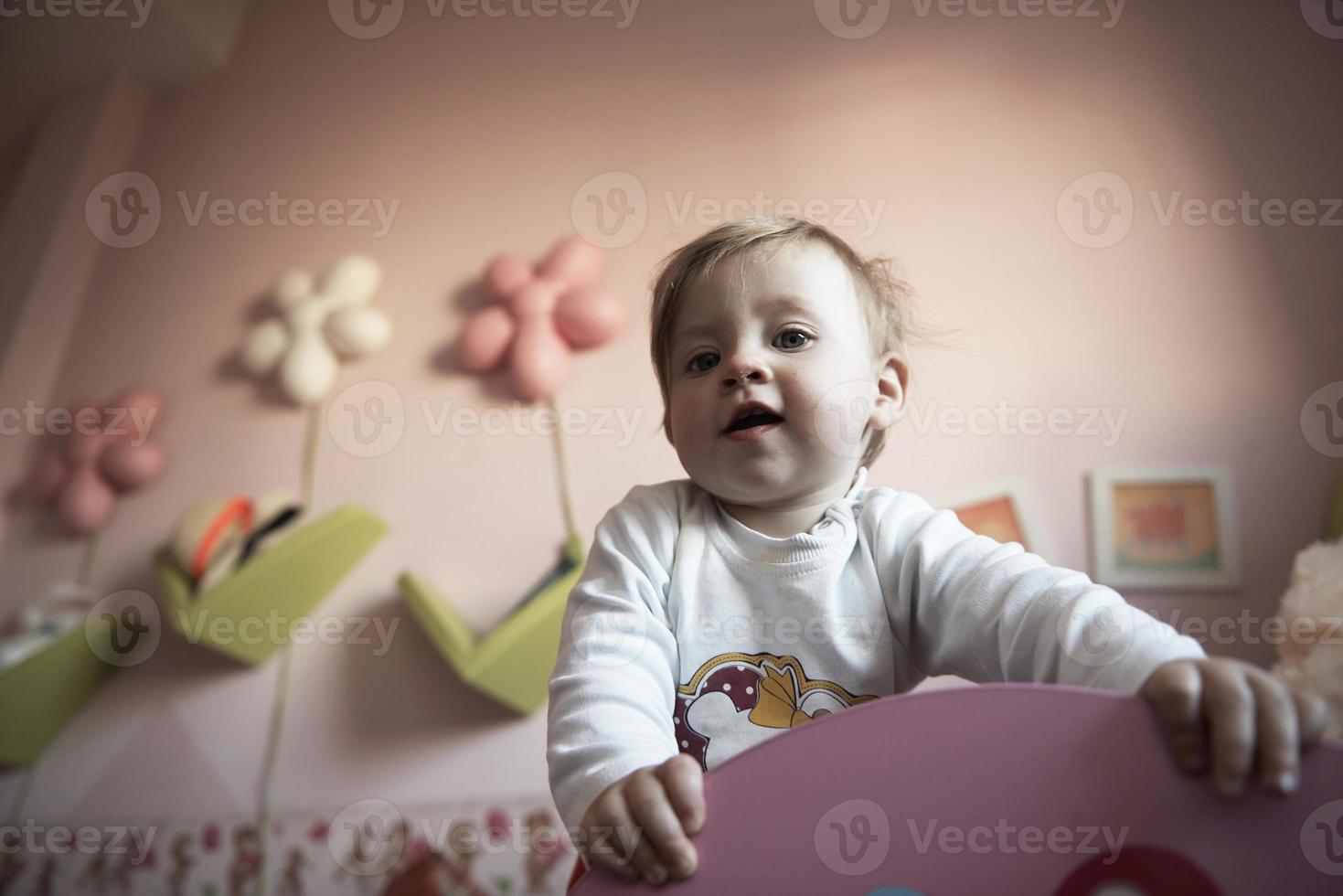 söt liten ett år gammal bebis och framställning först steg foto