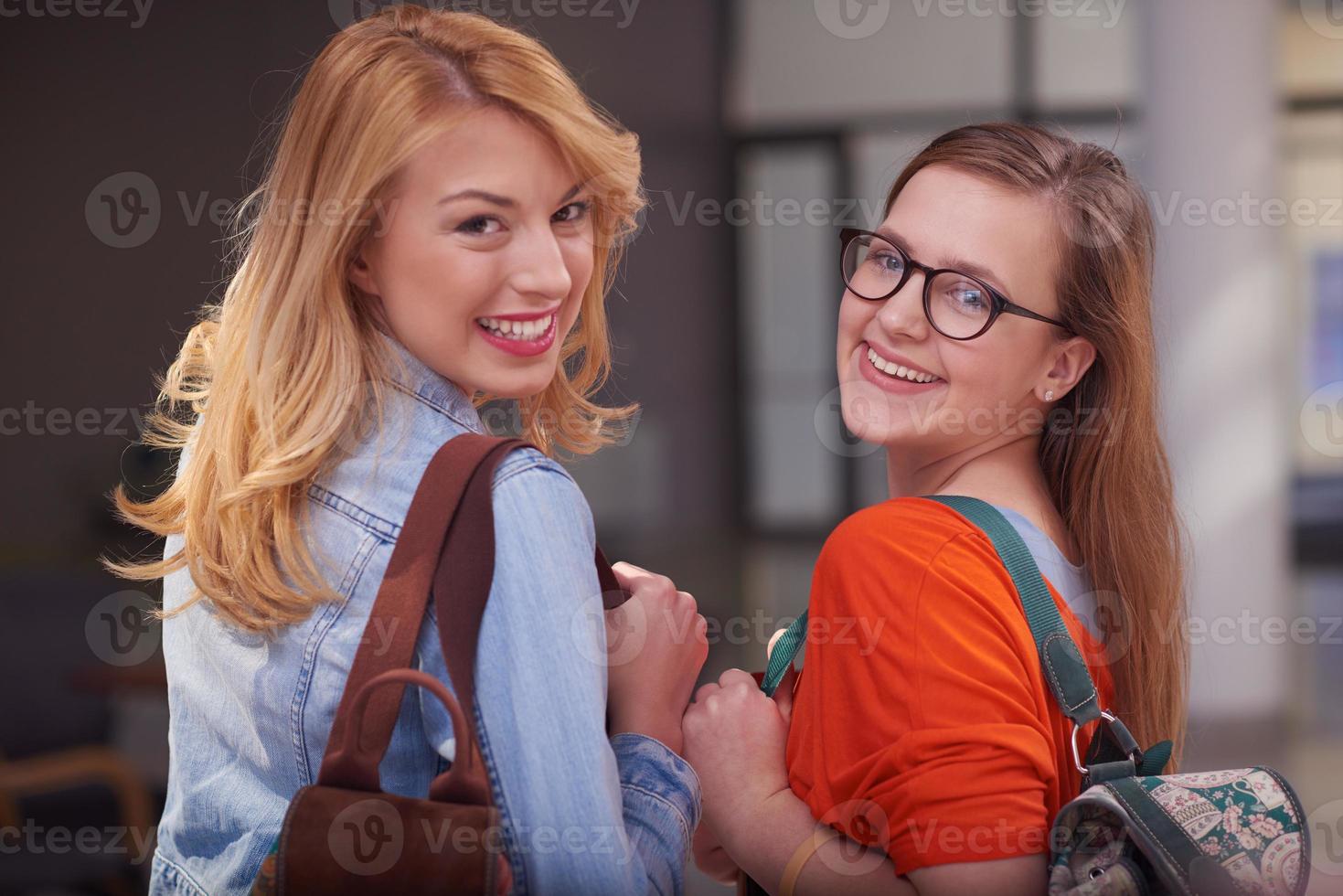 Lycklig studerande flickor foto