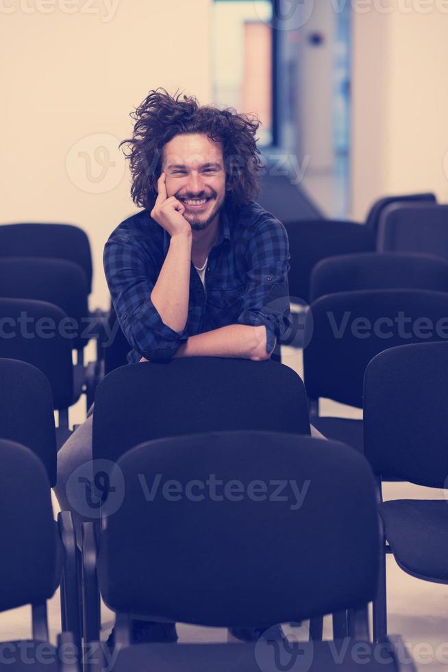 en studerande sitter ensam i en klassrum foto