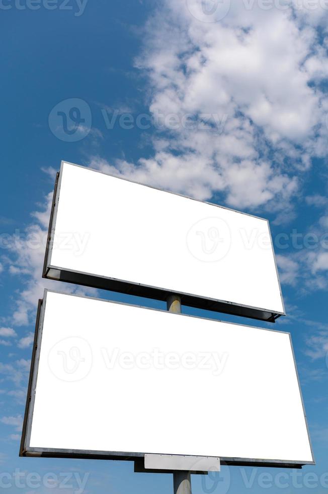 affischtavla vit tomt med utrymme för att lägga till din egen text. bakgrund med vitt moln och blå himmel för utomhusreklam, banderoller med urklippsbana foto