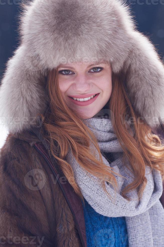 porträtt av skön ung rött hår kvinna i snö landskap foto