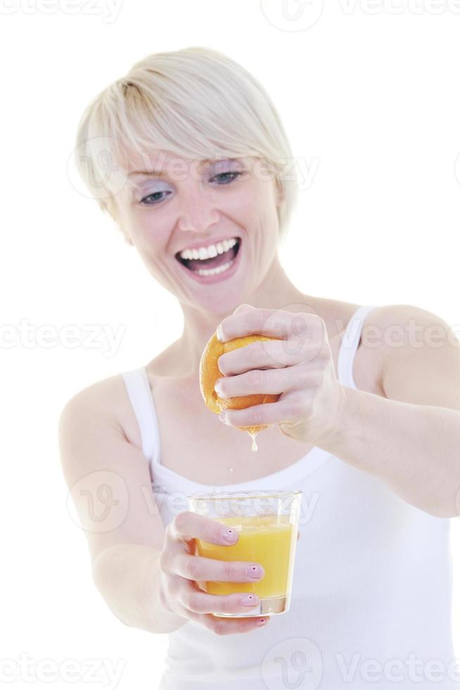 ung kvinna pressa orange juice foto