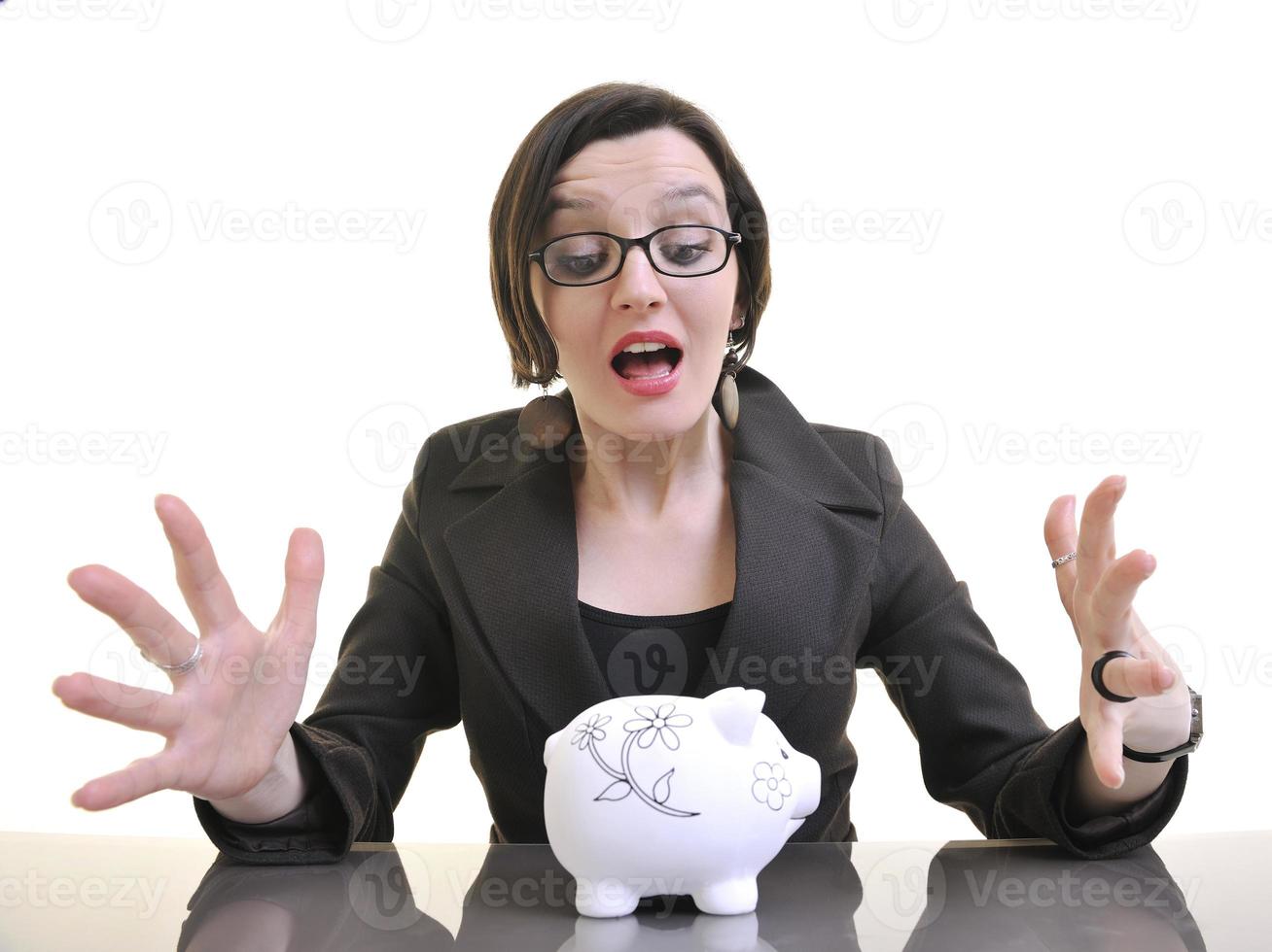 företag kvinna sätta pengar mynt i nasse Bank foto
