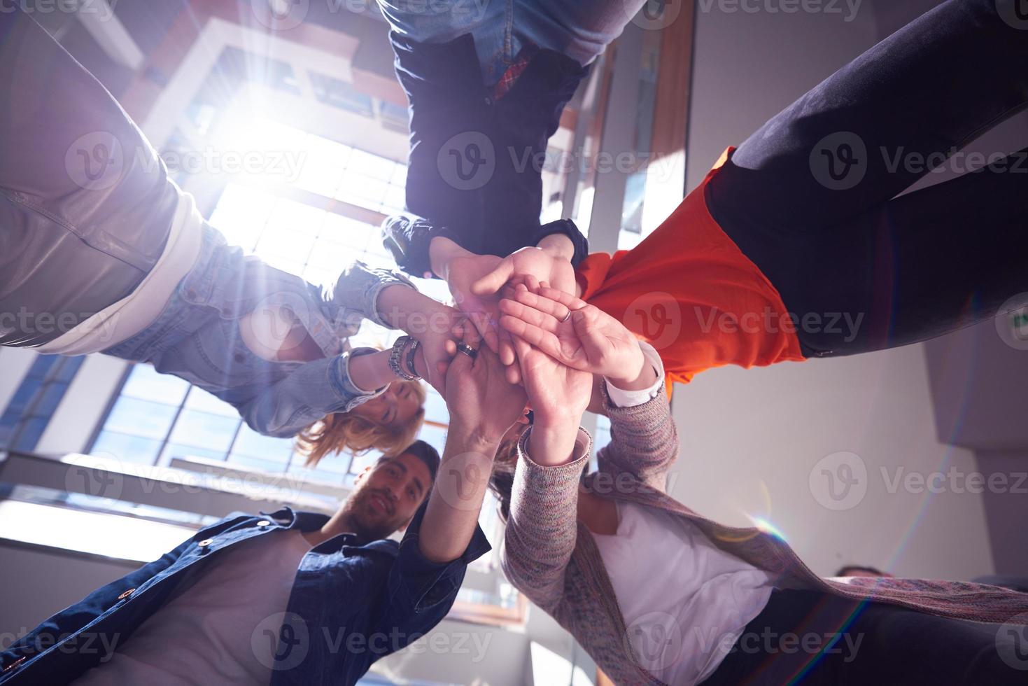 Lycklig studenter fira foto