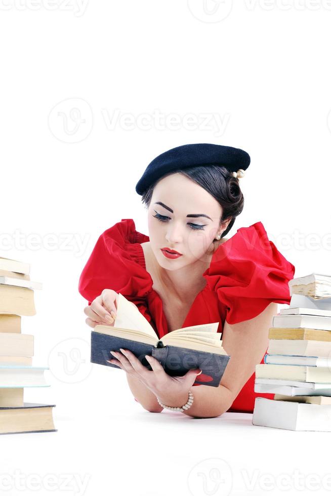 skön ung kvinna läsa bok foto