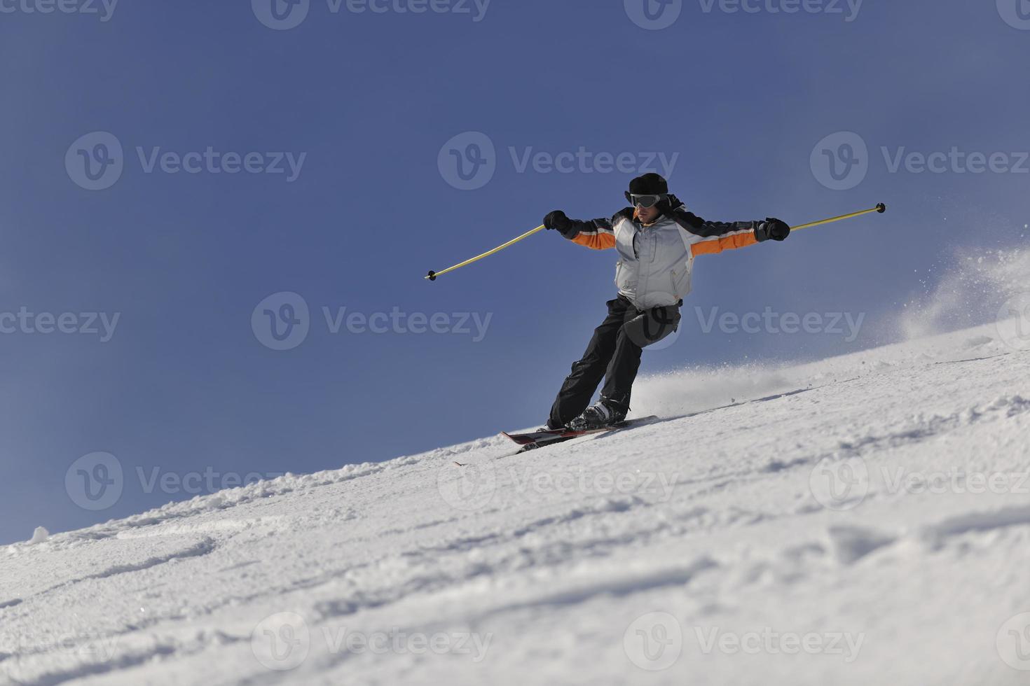 skidåkare på berg foto