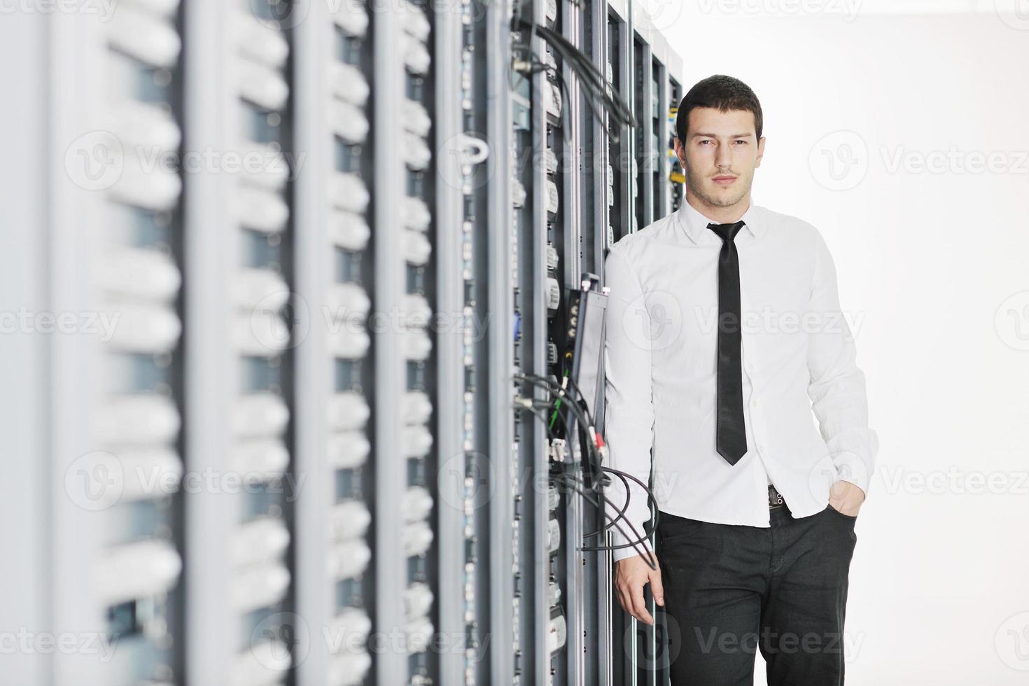 ung den ingenjör i datacenter server rum foto