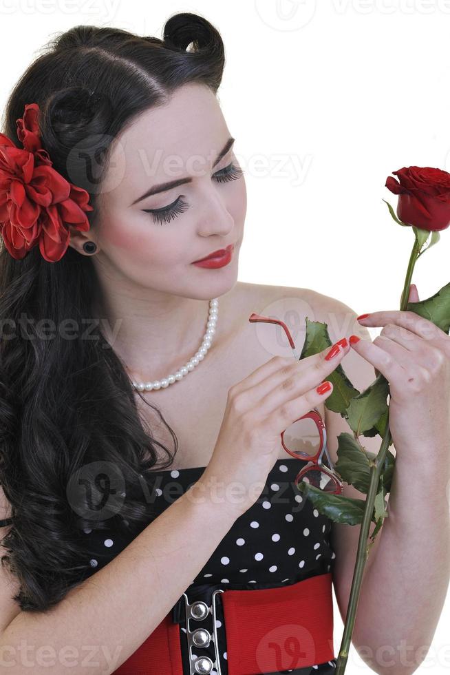 ung kvinna med reste sig blomma isolerat på vit foto