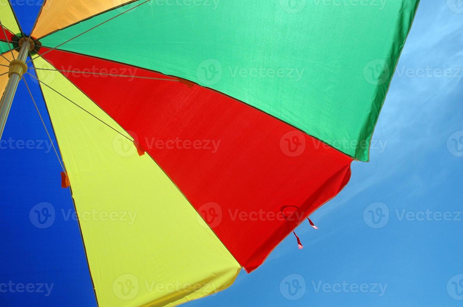 färgglada paraplytält med bakgrund för blå himmel foto