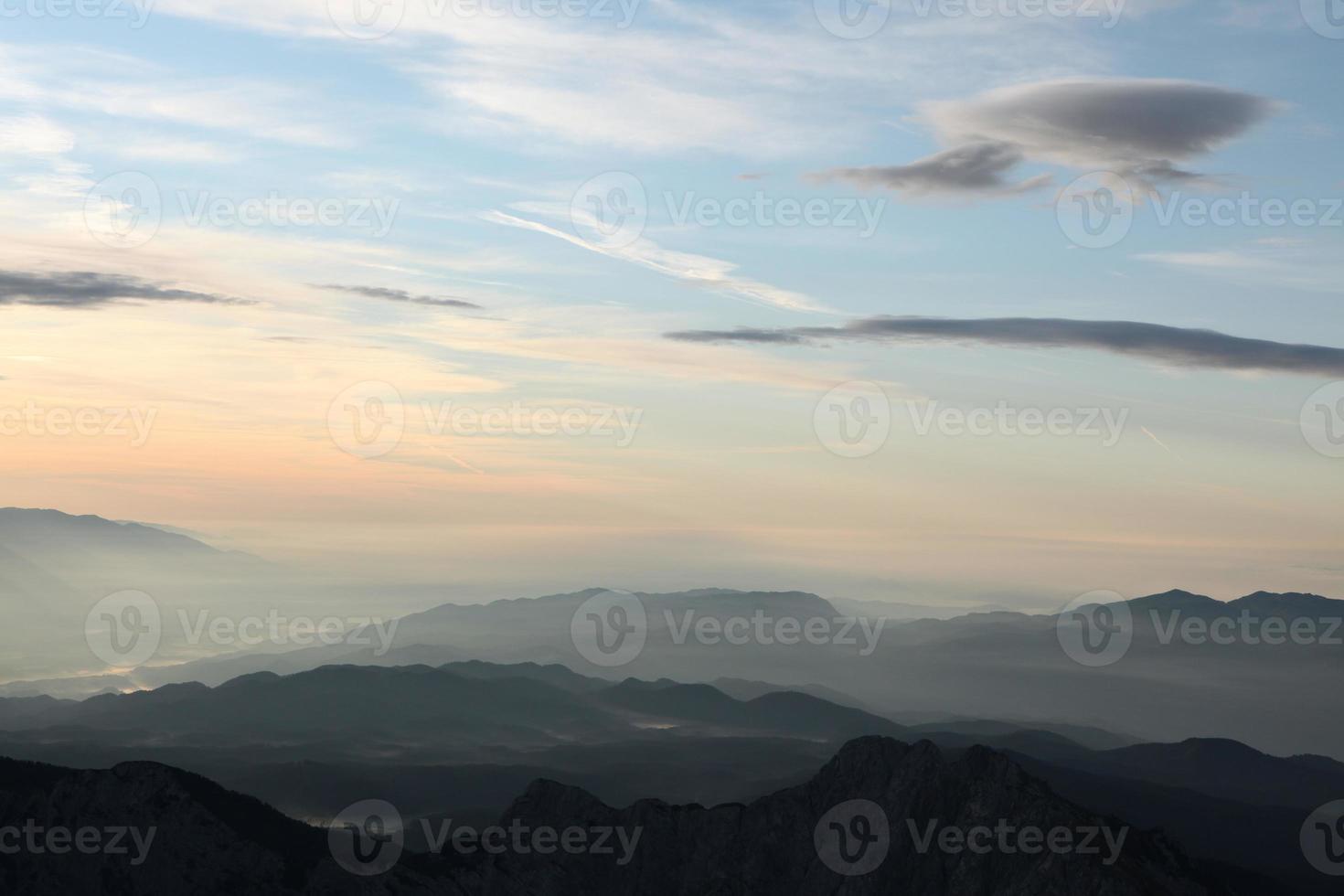 solnedgång över julianska alperna i Slovenien. foto