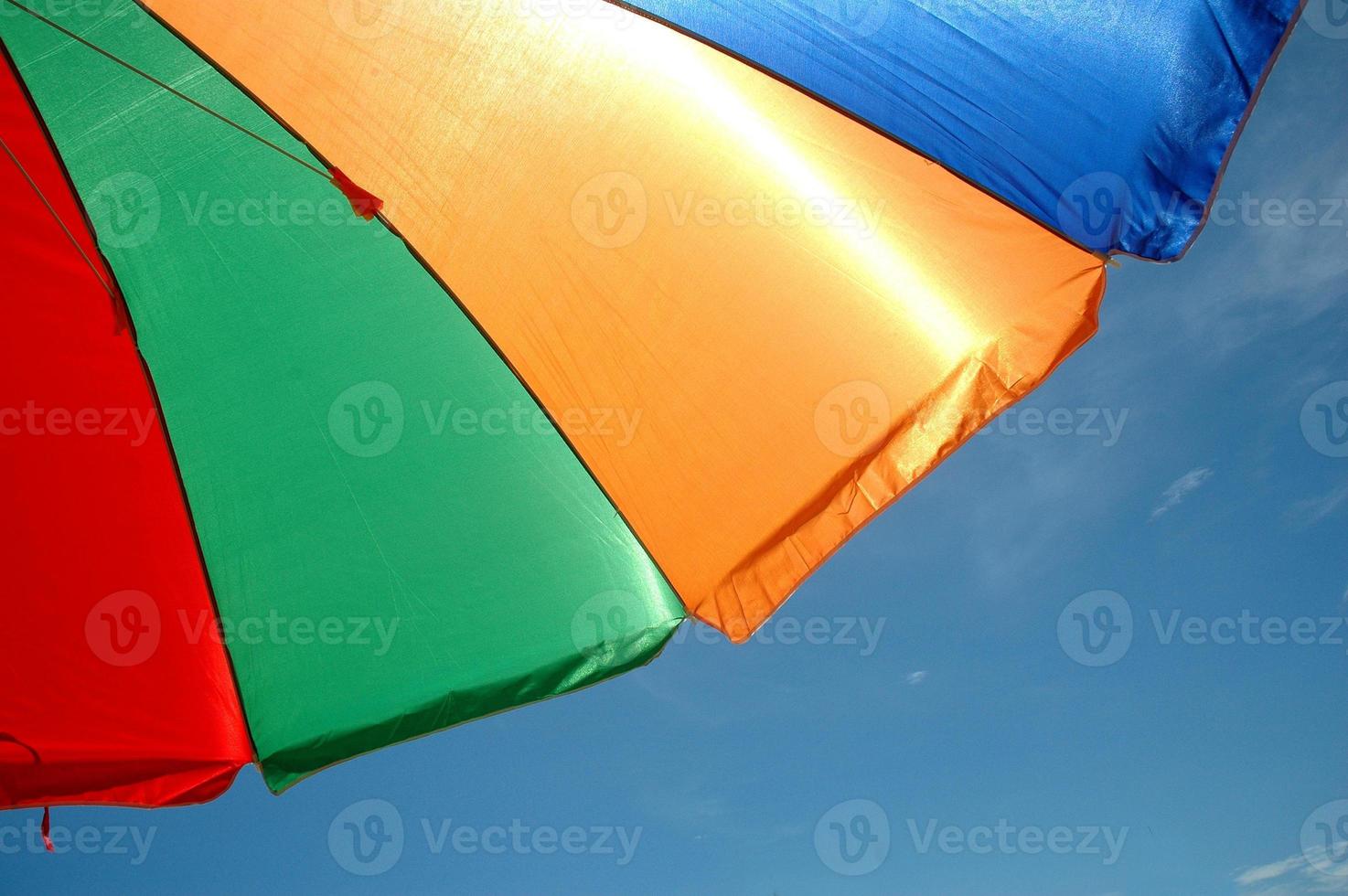 färgglada paraplytält med bakgrund för blå himmel foto