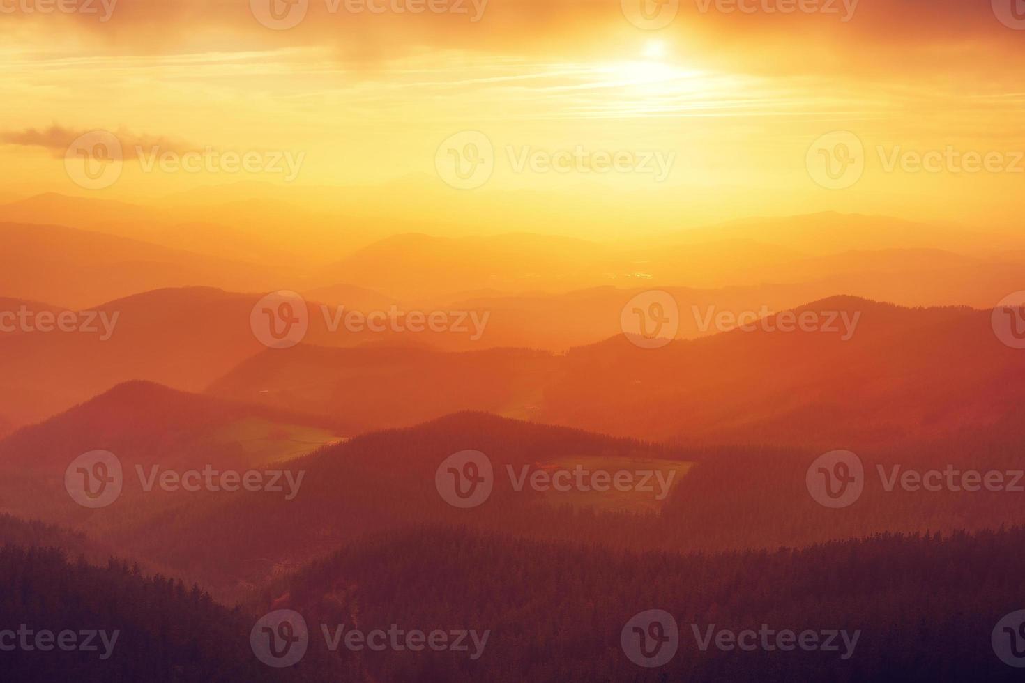 bergsilhuetter vid solnedgången foto