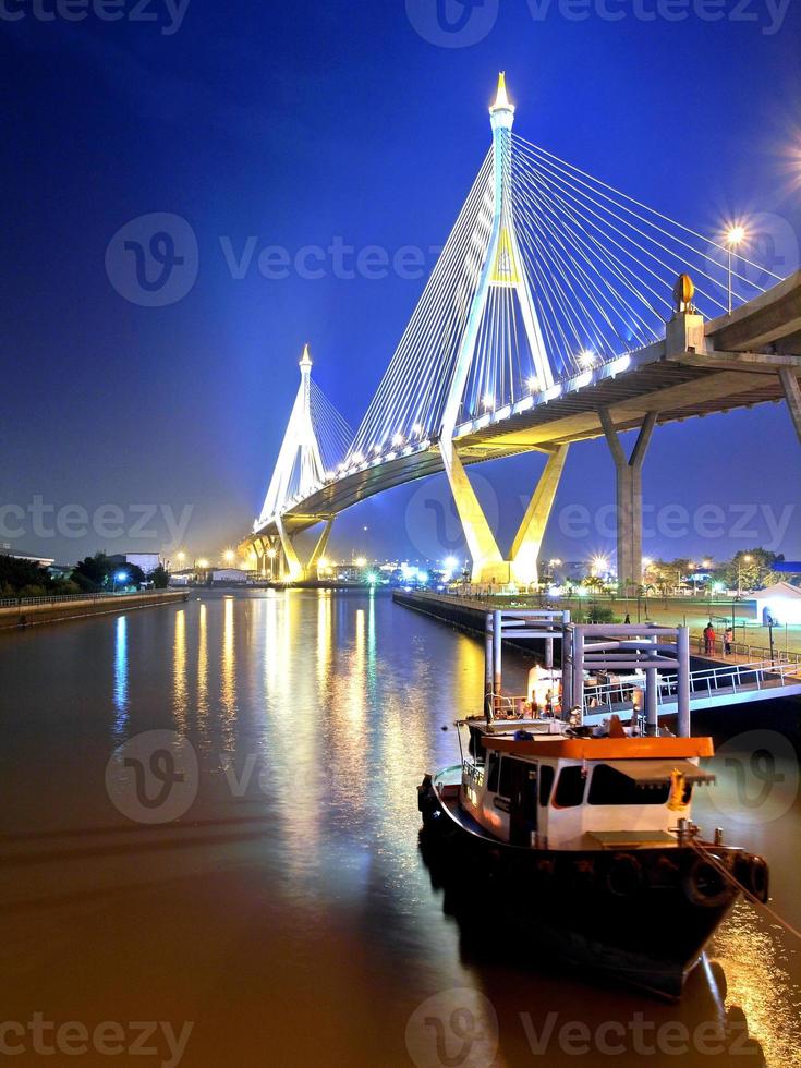 bhumibol bridge i Thailand foto