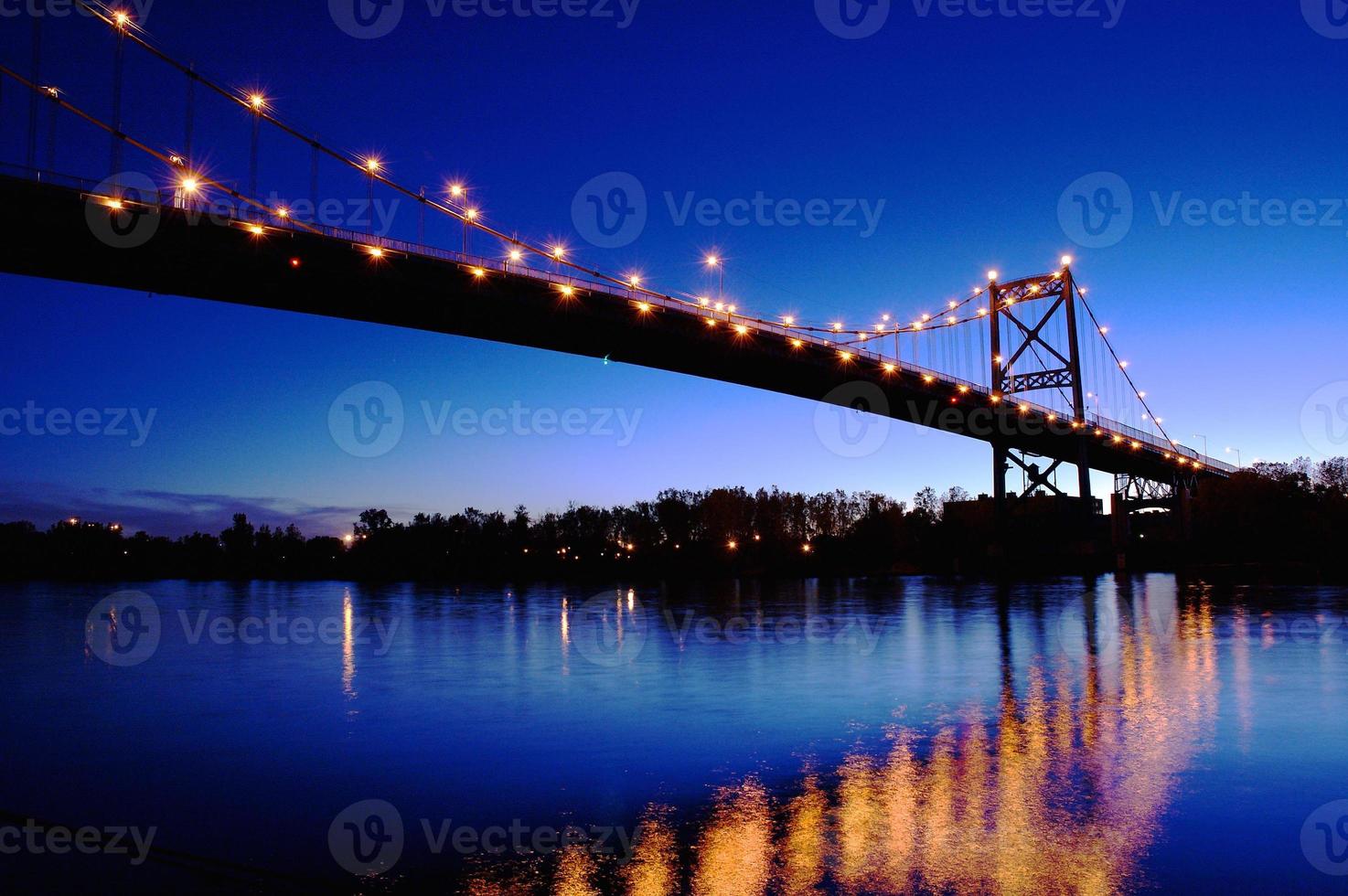bro och reflektioner foto