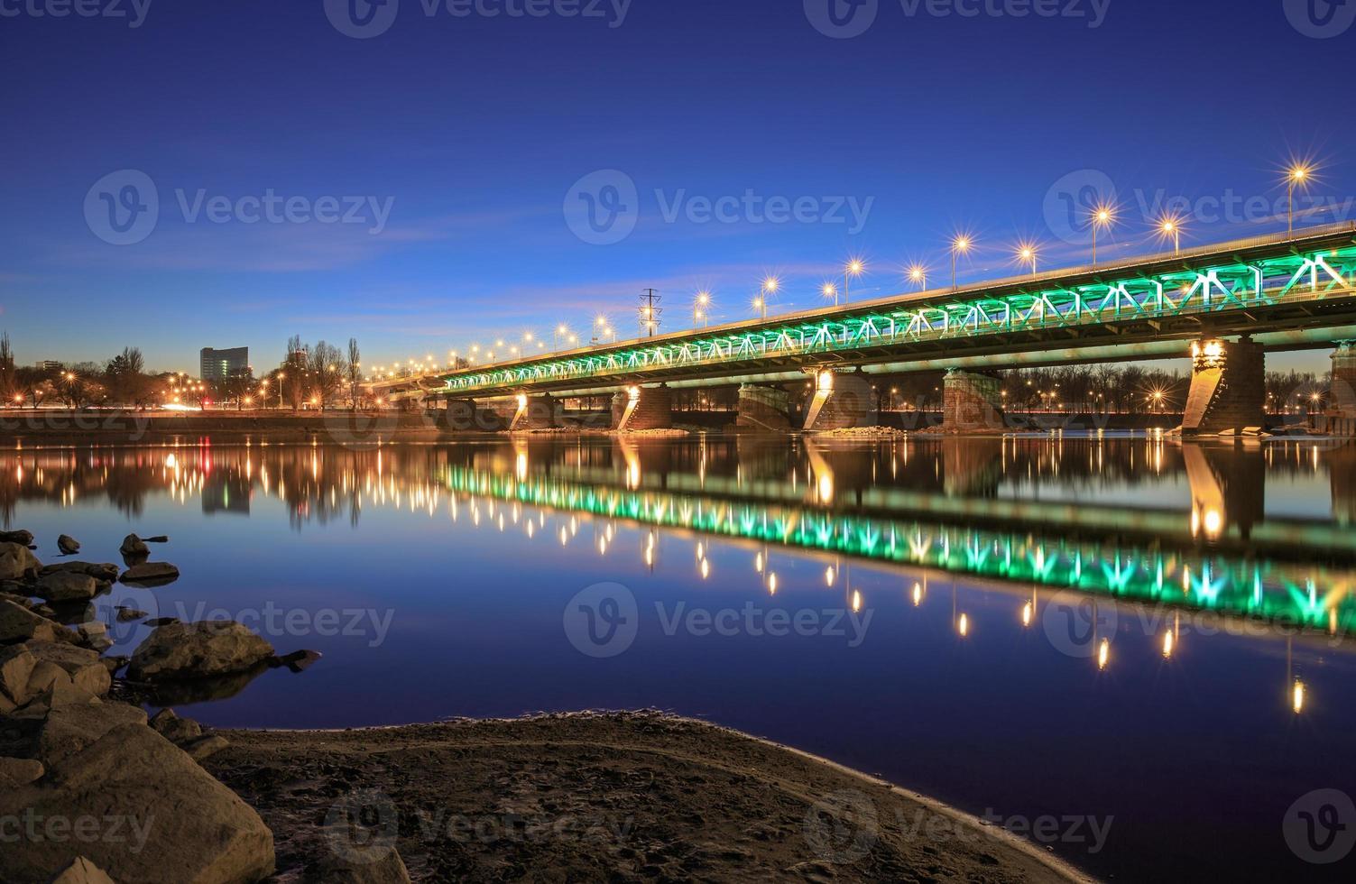 markerade bron på natten foto