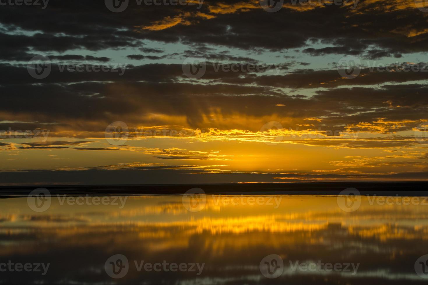 soluppgång över sjön eyre, Australien (flygfoto) foto