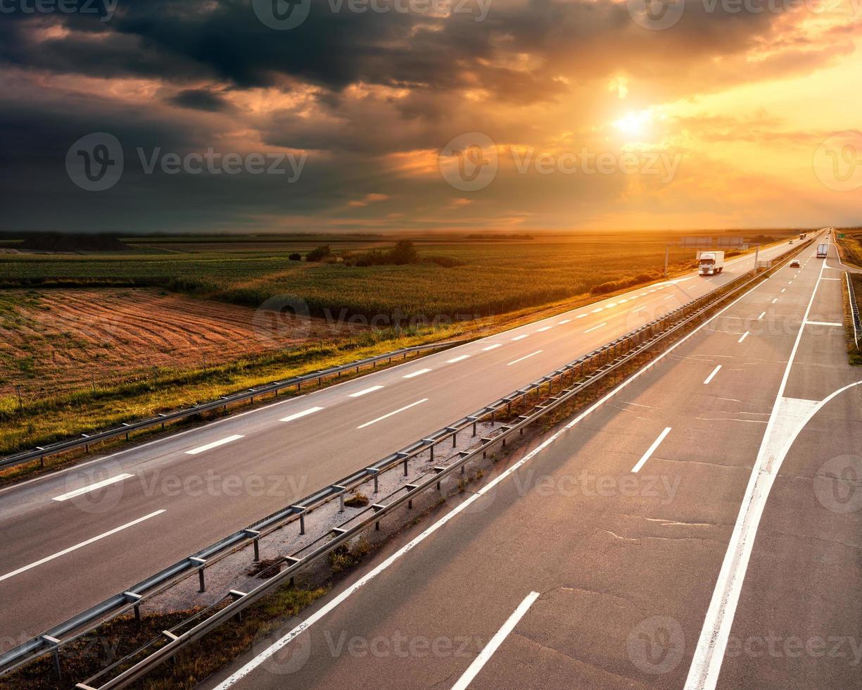 motorväg vid solnedgången, nära Belgrad i Serbien foto
