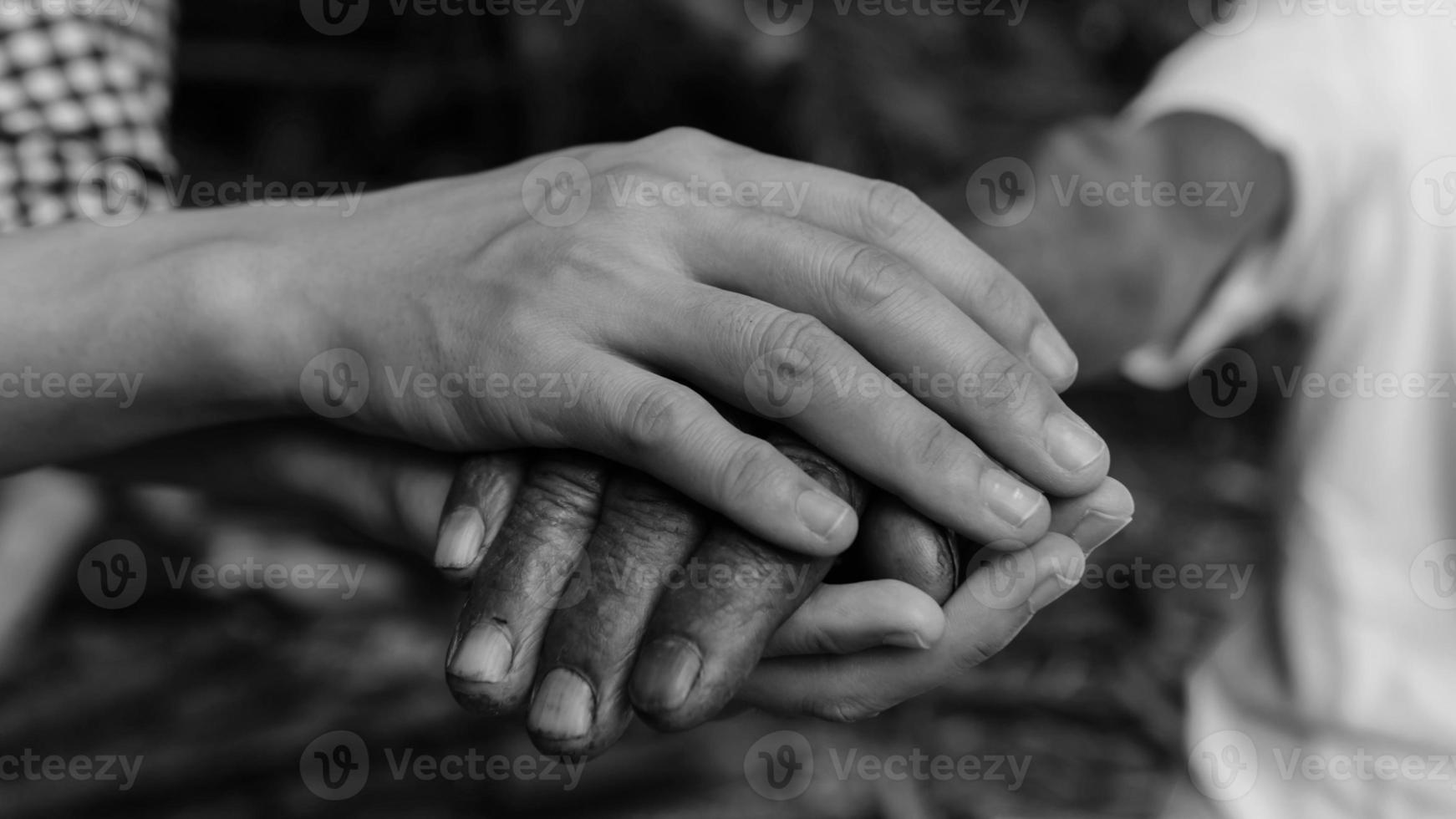 händer av de gammal man och en man hand svart och vit foto