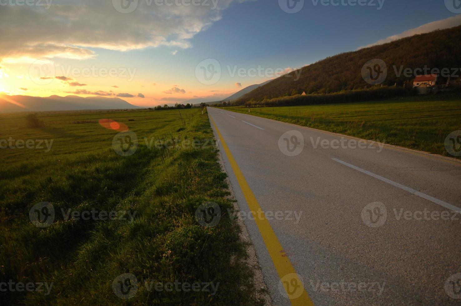 landsväg äventyr med skön solnedgång foto