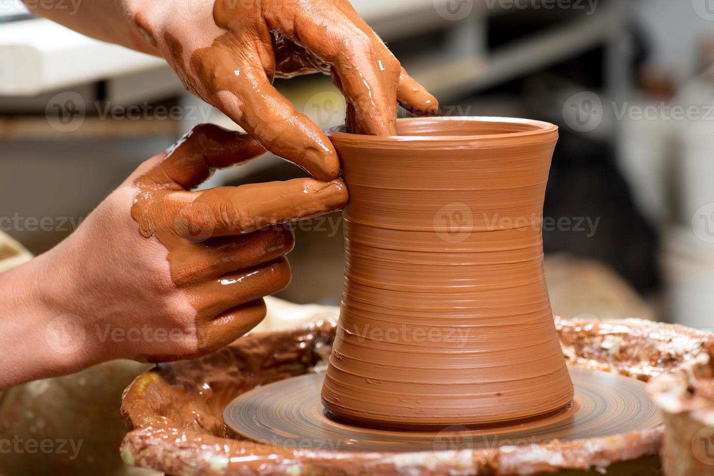 keramiker, skapar en lerkärl foto