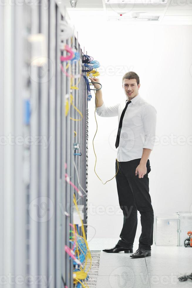 ung ingenjör i datacenter server rum foto