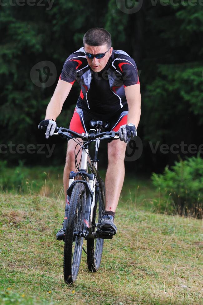 ridning en cross cykel foto