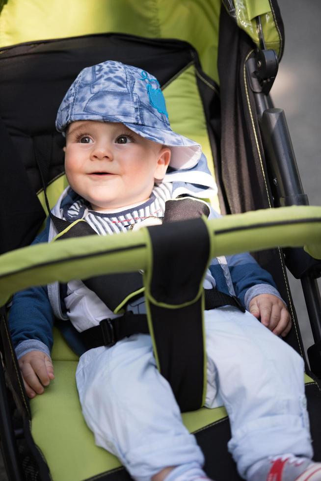 bebis pojke Sammanträde i de pråm foto