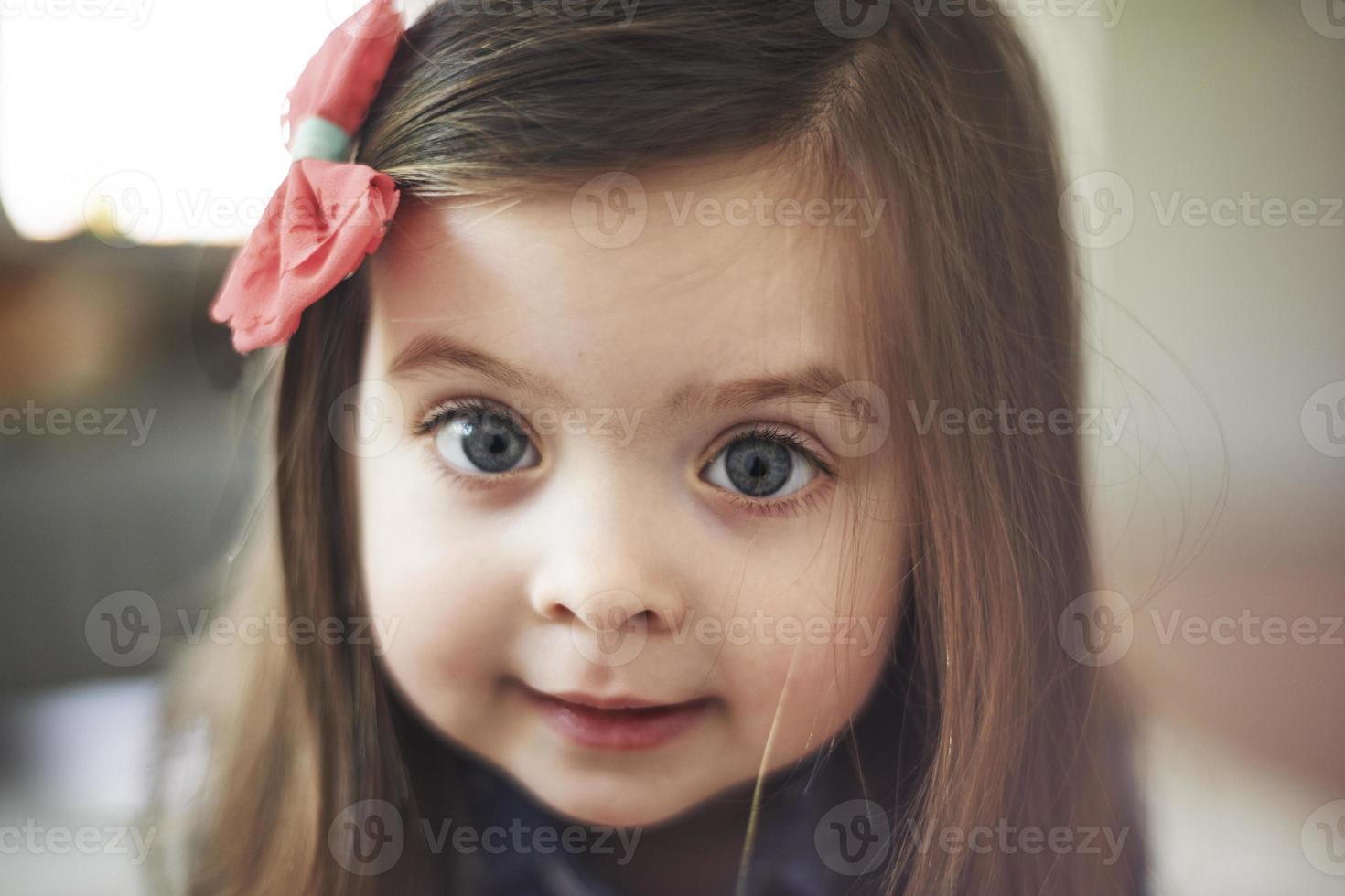 porträtt av söt liten flicka med stora ögon foto