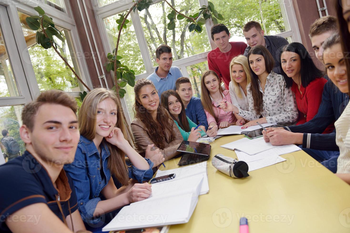 tonåren grupp i skola foto