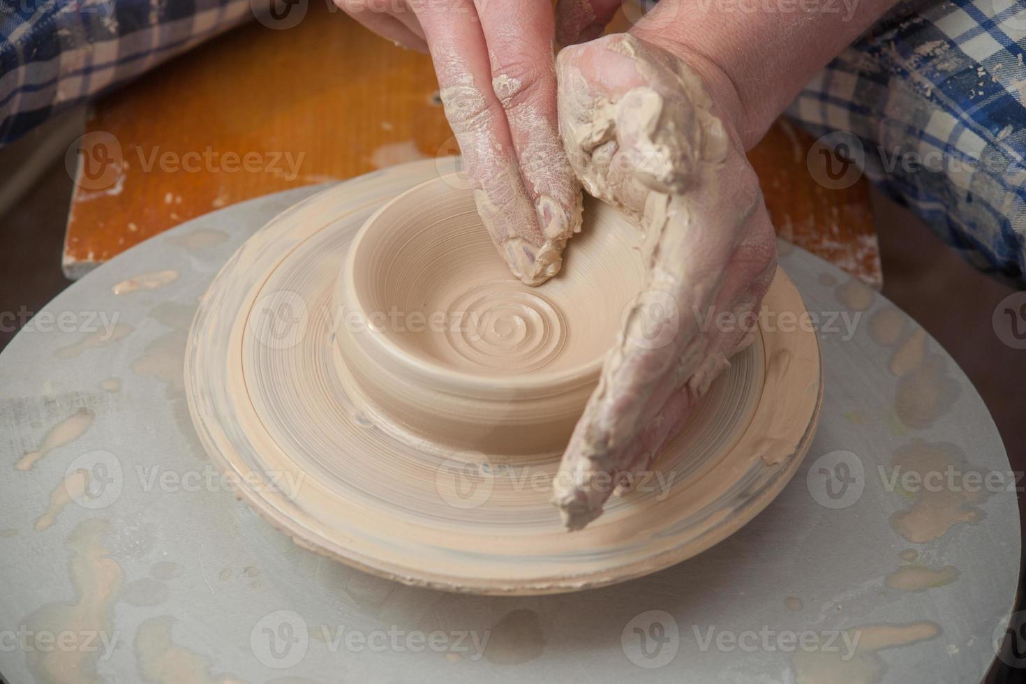 händerna på en keramiker foto