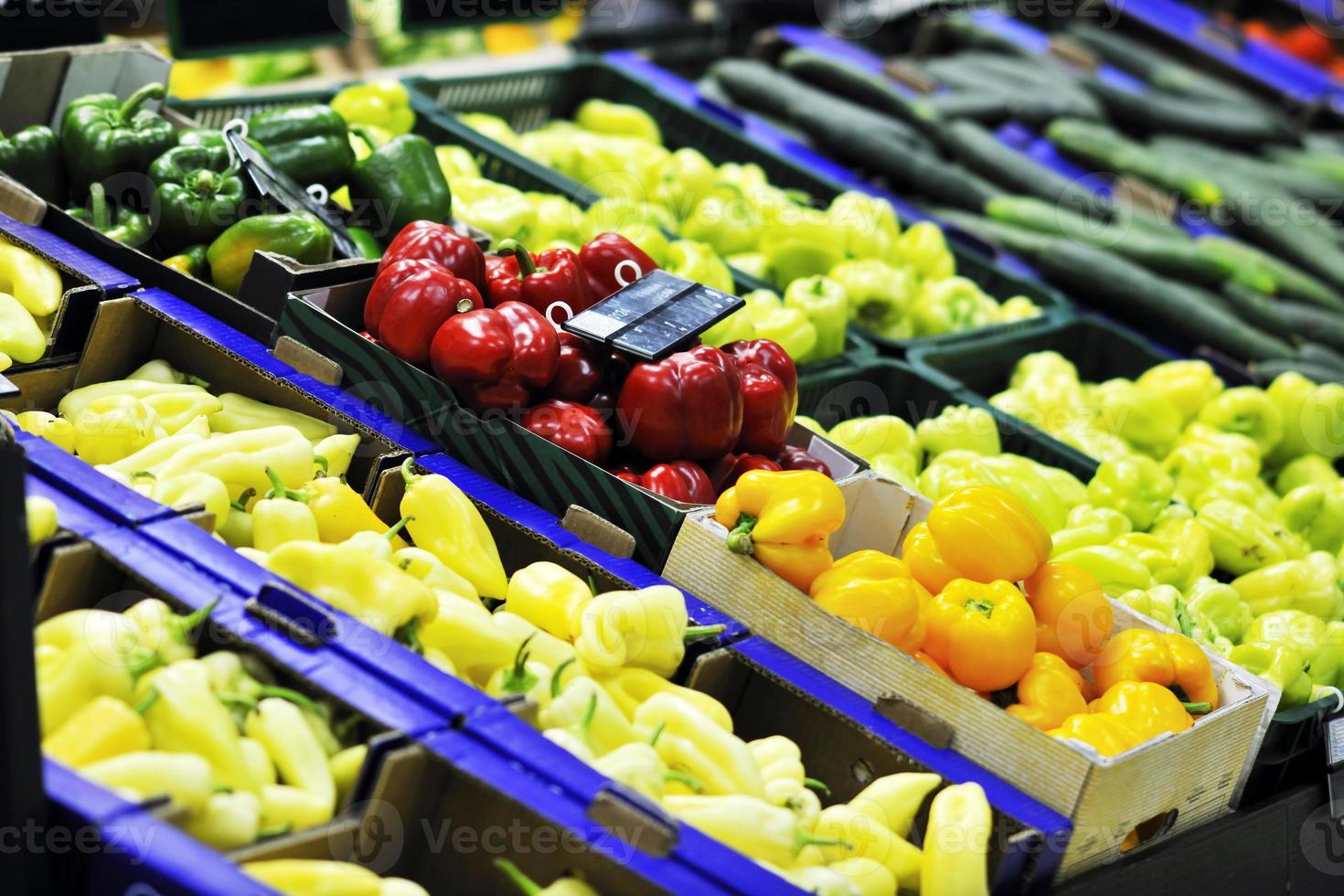 färsk frukt och grönsaker i supe marknadsföra foto