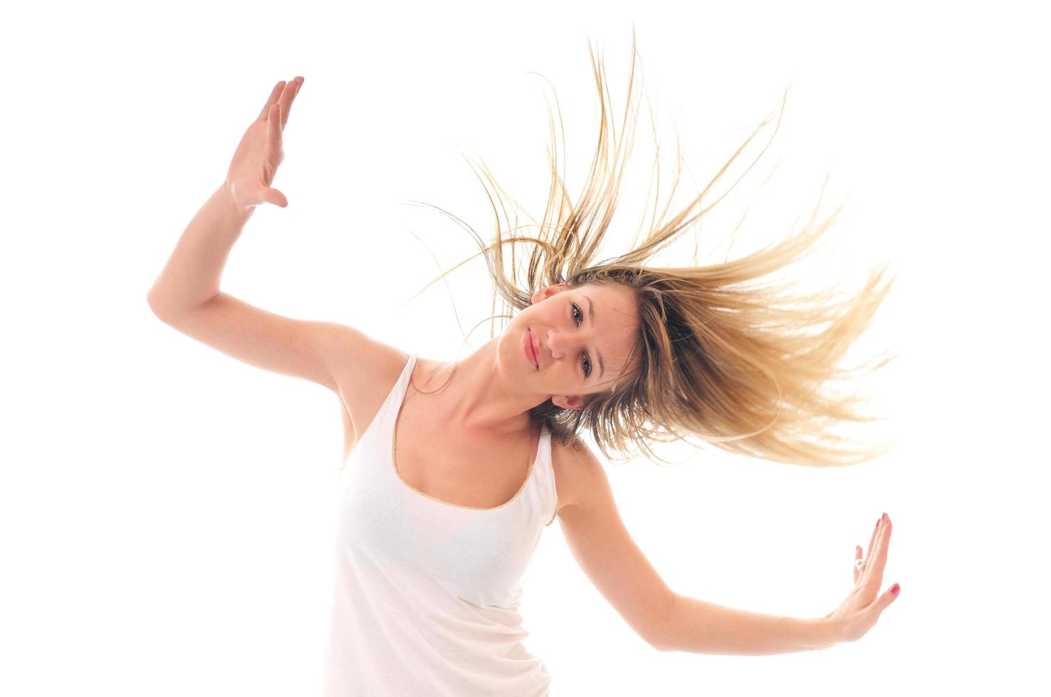 fest kvinna isolerat med vind i hår foto