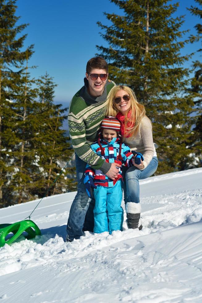 familj har roligt på färsk snö på vinter- foto