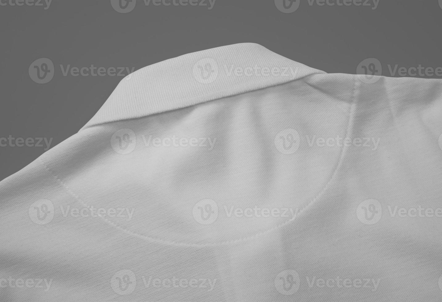 tillbaka sida polo skjorta attrapp mall med ficka med kopia Plats för din logotyp eller grafisk design foto