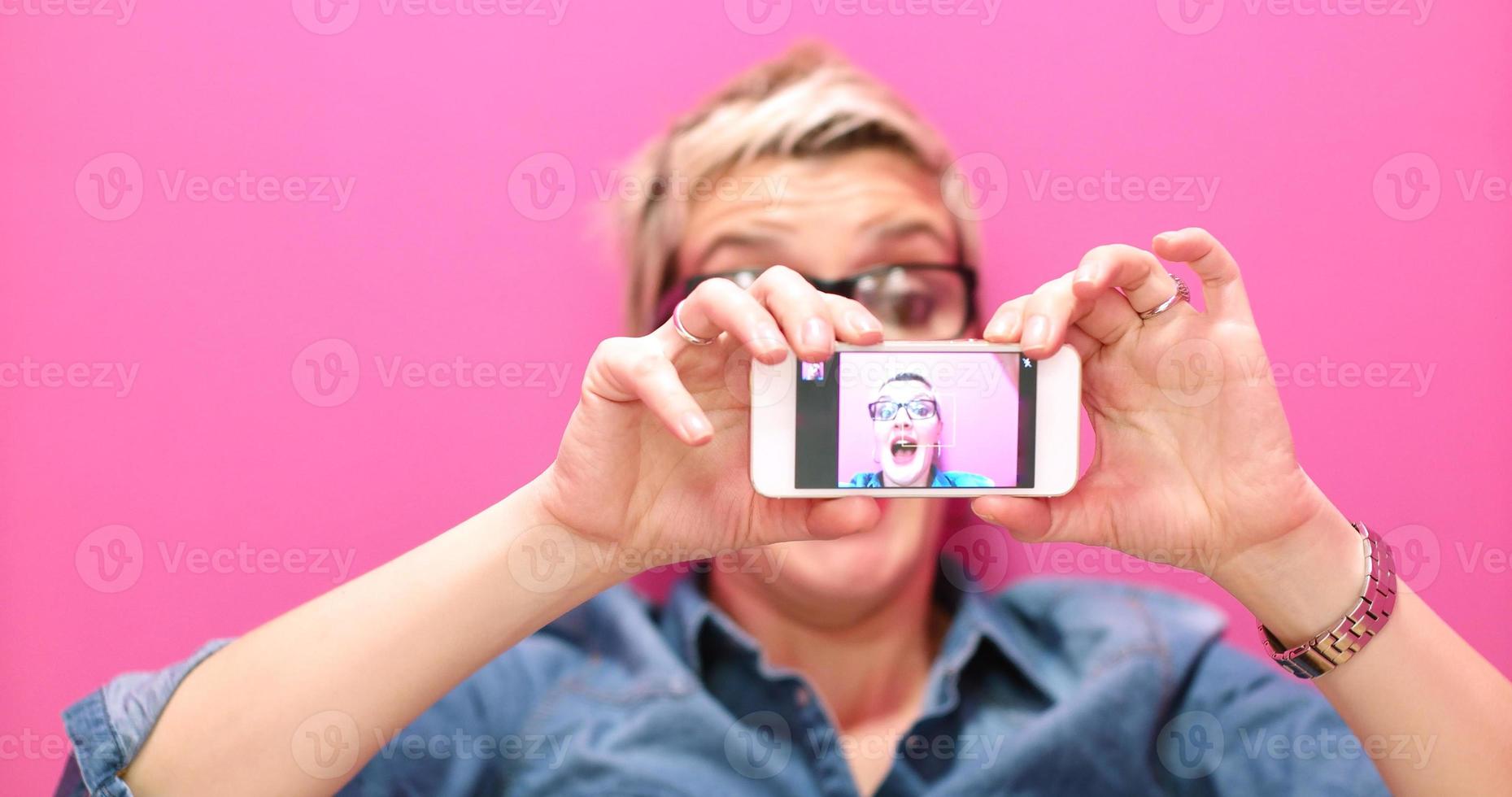 kvinna tar selfie i börja kontor foto