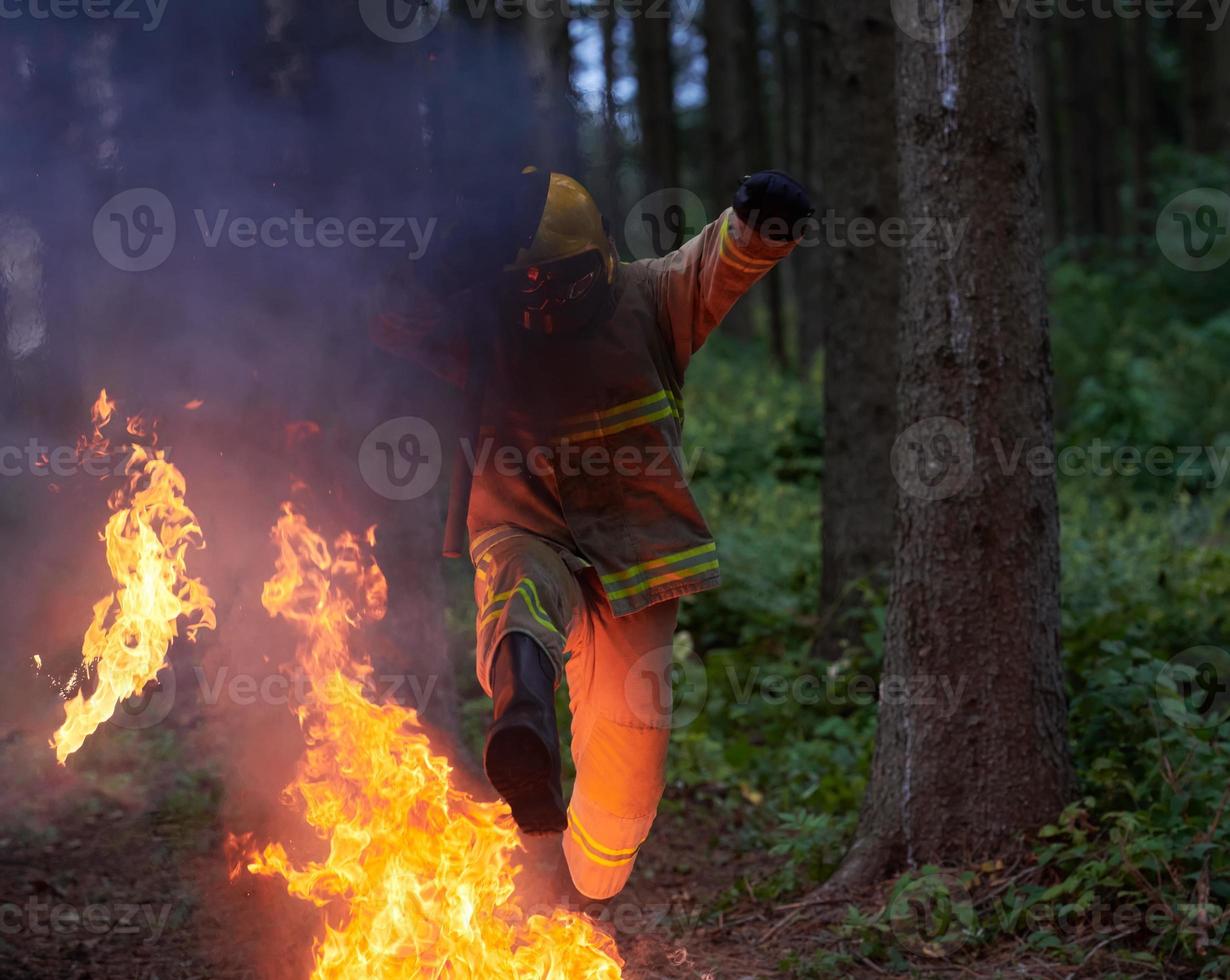 brandman i verkan foto