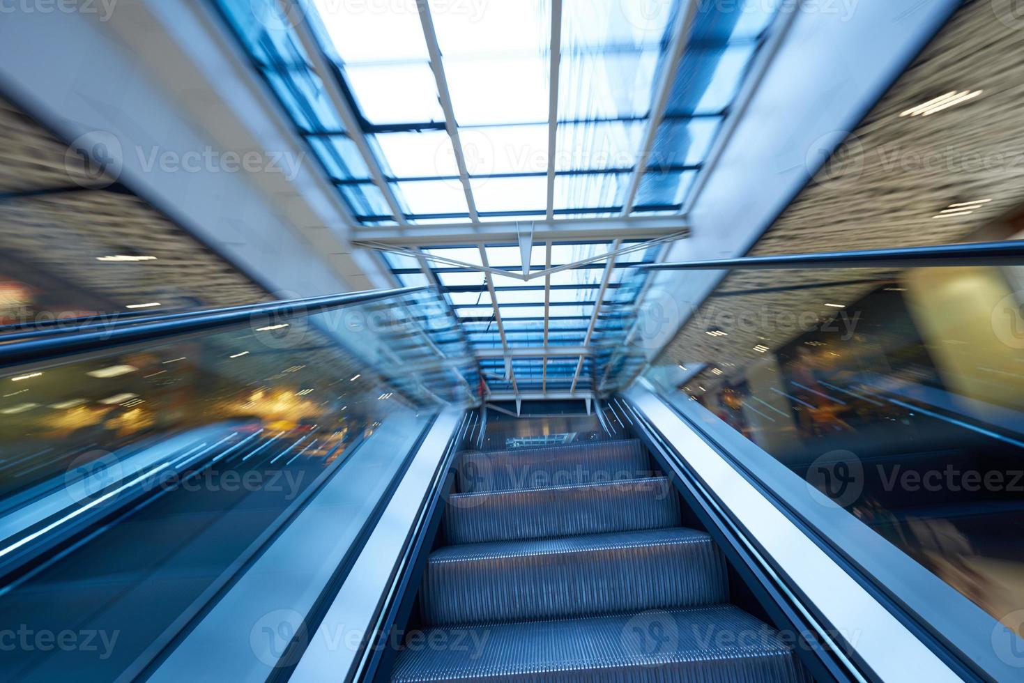 handla köpcenter rulltrappor foto