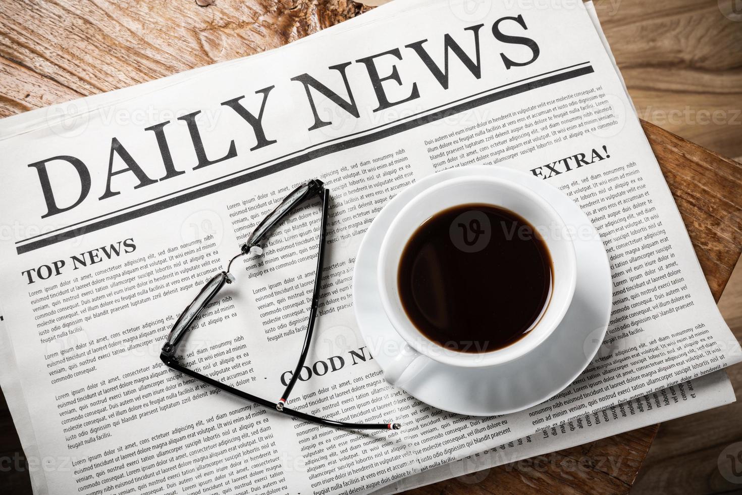 företag tidning på trä- skrivbord med glasögon och kaffe kopp, dagligen tidning mock-up begrepp foto