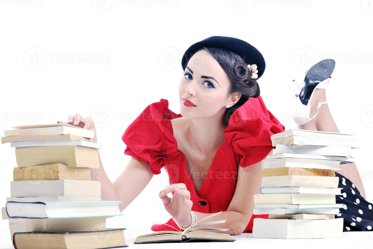 skön ung kvinna läsa bok foto