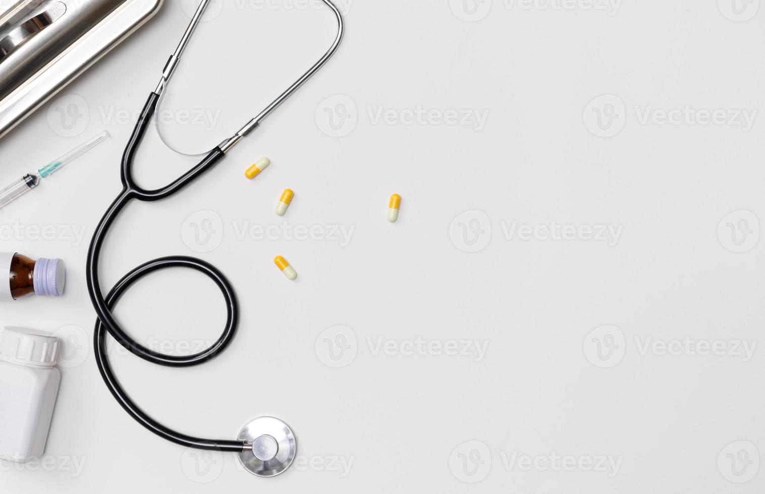 kreativ flatlay av läkare medicinsk Utrustning vit tabell med stetoskop, medicinsk dokument, termometer, spruta och biljard, hälsa vård begrepp, topp se med kopia Plats, isolerat på vit foto