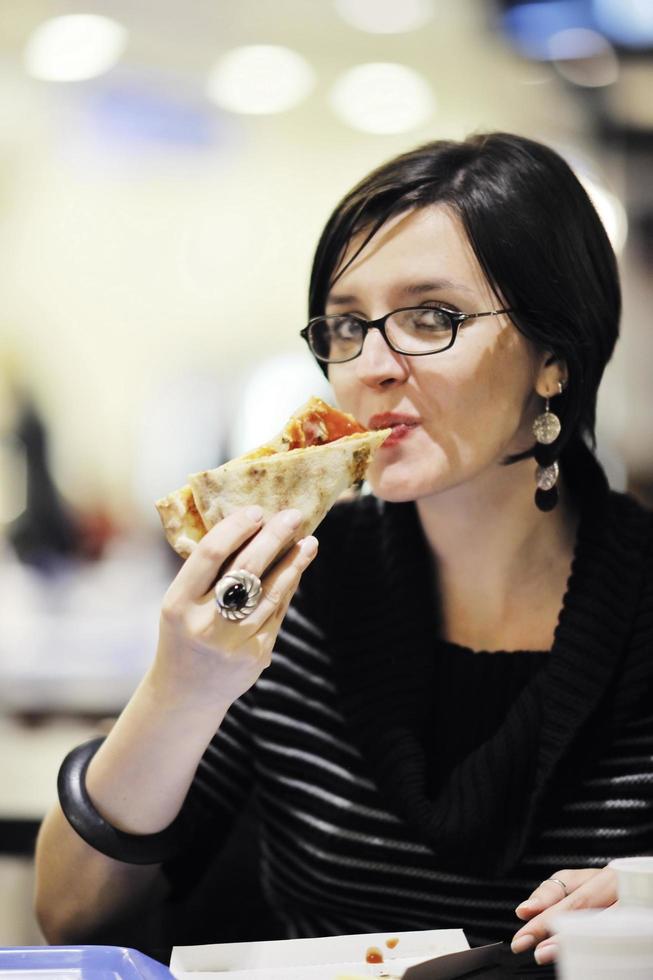 kvinna äta pizza mat på restaurang foto