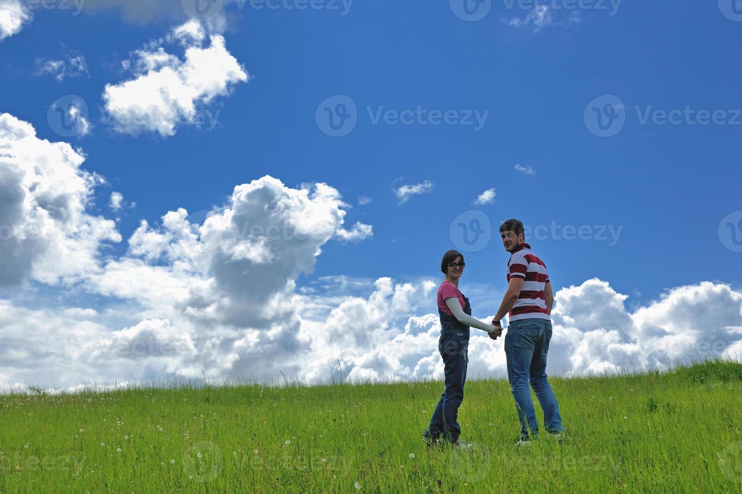 porträtt av romantisk ung par leende tillsammans utomhus- foto