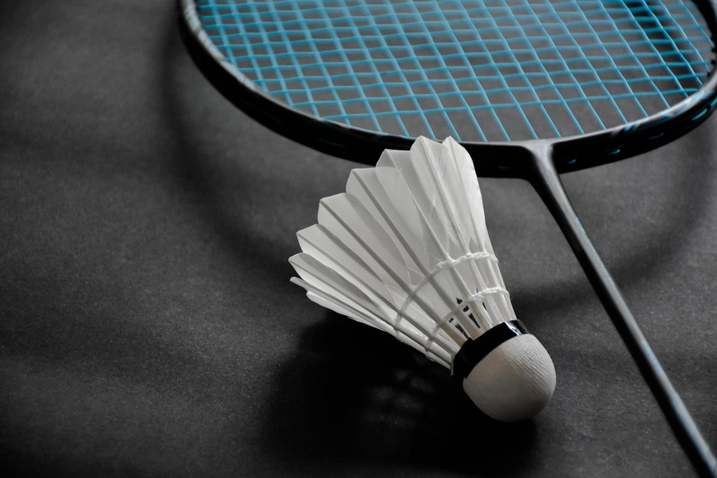 badminton badmintonbollar och badminton racketar foto