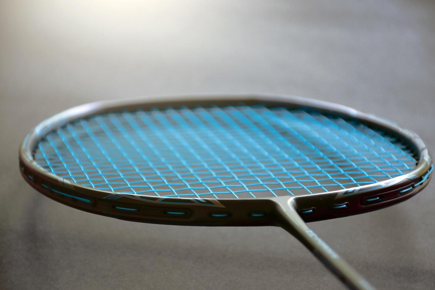 badminton badmintonbollar och badminton racketar foto