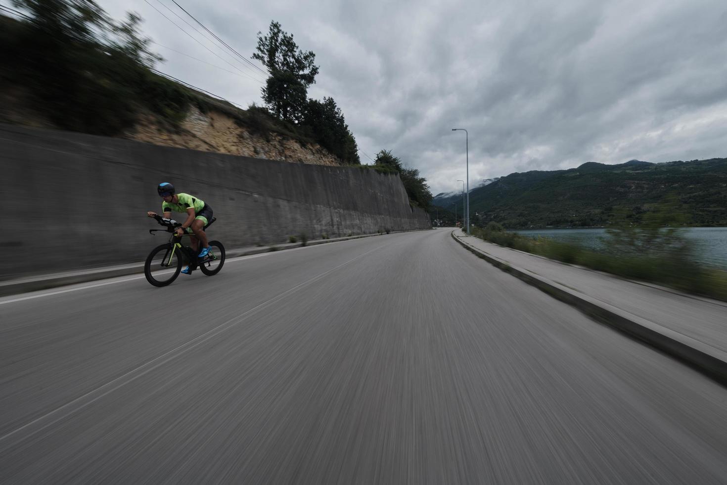 triathlonatlet som cyklar på morgonträning foto