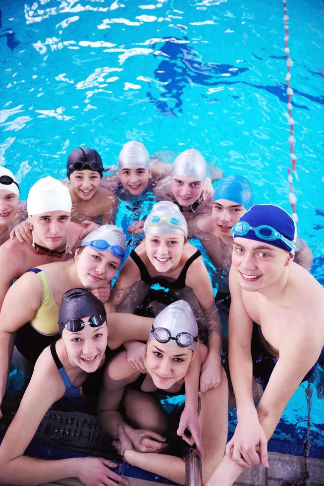 Lycklig tonåring grupp på simning slå samman foto